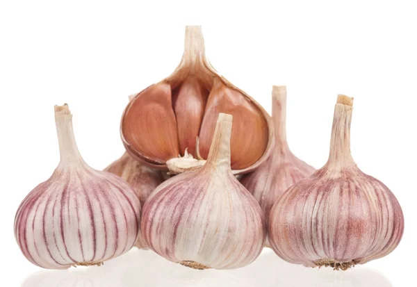 Rauwe Knoflook Bollen Met Kruidnagel Geïsoleerd Witte Achtergrond — Stockfoto