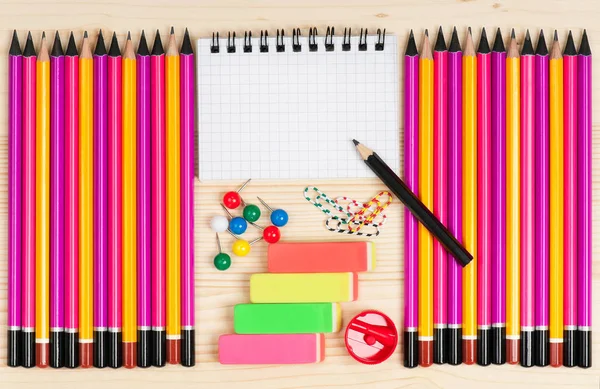 Kolorowe Ołówki Notatnika Szkoły Akcesoriów Drewnianych Powierzchni — Zdjęcie stockowe