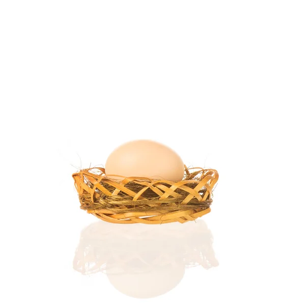 Сырое жёлтое яйцо — стоковое фото