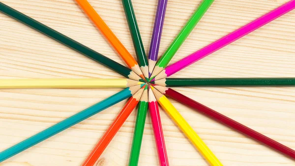 Jasne Kolorowe Ołówki Nowym Drewnianym Tle — Zdjęcie stockowe