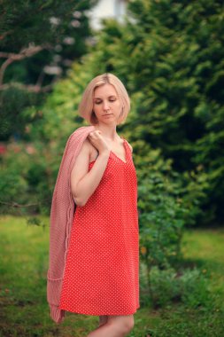 Yaz yeşil Park arka plan karşı geniş plaj şapkalı güzel genç kadın portresi