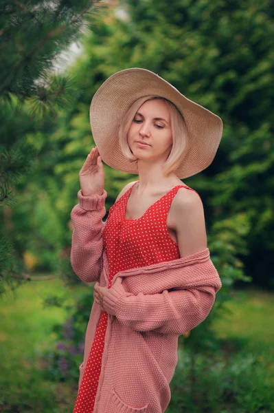 Portrait Belle Jeune Femme Chapeau Plage Large Sur Fond Parc — Photo