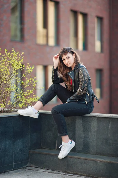 Retrato Una Hermosa Joven Centro Ciudad —  Fotos de Stock