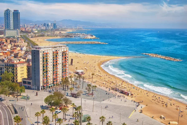 Bir yaz da Barselona plajda görünümünü