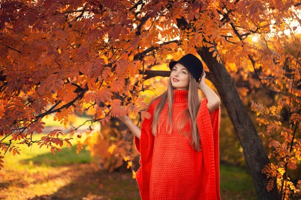 Außenporträt Von Jungen Schönen Glücklich Lächelnden Mädchen Mit Langen Haaren — Stockfoto