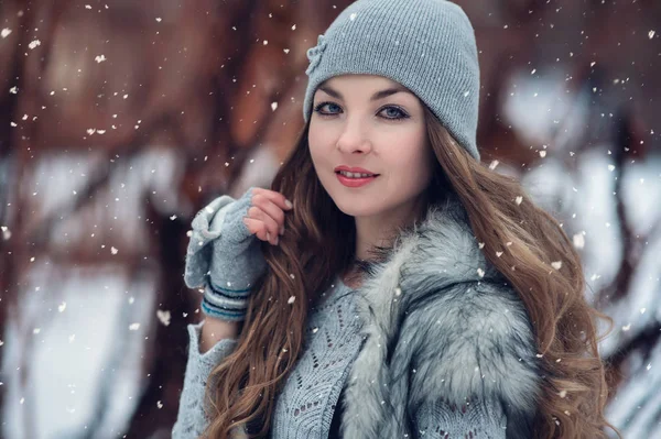 Υπαίθριο Πορτρέτο Του Νεαρού Όμορφο Χαρούμενο Χαμογελαστή Κορίτσι Μαγική Χιονόπτωση — Φωτογραφία Αρχείου