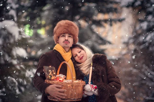 Закохана Пара Фоні Ялинки Різдвяна Казка Зимова Прогулянка — стокове фото