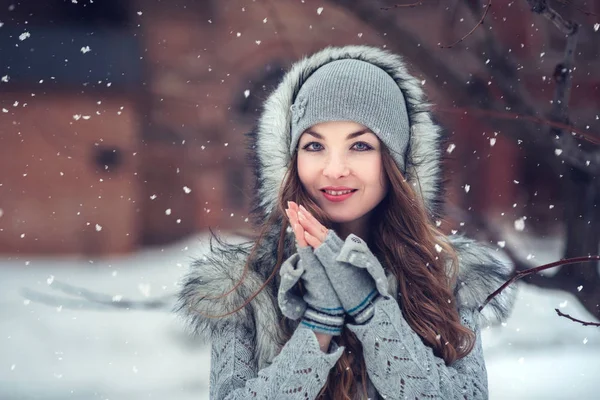 Buiten Portret Van Jonge Mooie Gelukkig Glimlachend Meisje Magische Sneeuwval — Stockfoto