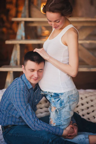 Bijgesneden Afbeelding Van Mooie Zwangere Vrouw Haar Knappe Man Buik — Stockfoto