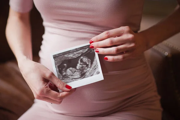 Ultrason görüntüsü tutan hamile kadın. Hamilelik, sağlık, kadın hastalıkları, tıp kavramı. Genç bebek bekleyen anne. Yakın çekim, kopya alanı, kapalı