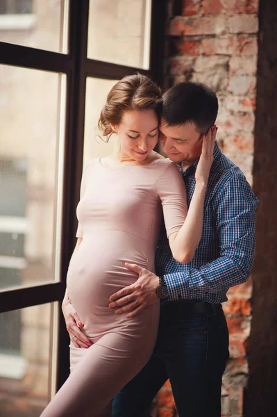 Bijgesneden Afbeelding Van Mooie Zwangere Vrouw Haar Knappe Man Buik — Stockfoto