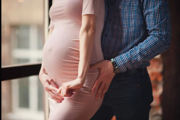 Imagem Cortada Mulher Grávida Bonita Seu Marido Bonito Abraçando Barriga — Fotografia de Stock