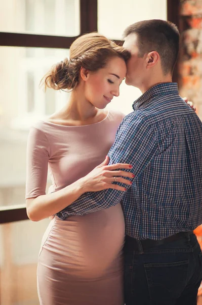 Ritagliato Immagine Bella Donna Incinta Suo Bel Marito Abbracciare Pancia — Foto Stock