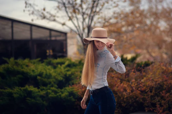 Hermosa Joven Viajando — Foto de Stock