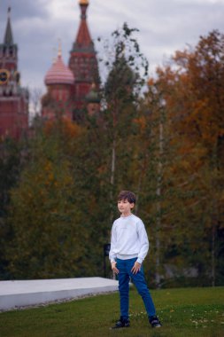 Sonbahar şehrinin arka planında sevimli bir çocuğun portresi.