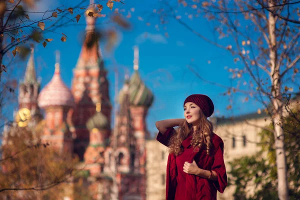 모스크바 배경에 모자를 아름다운 금발의 — 스톡 사진