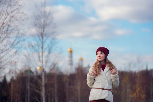 모스크바 배경에 모자를 아름다운 금발의 — 스톡 사진