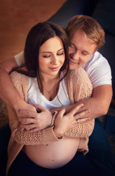 Knappe Man Luistert Naar Buik Van Zijn Mooie Zwangere Vrouw — Stockfoto