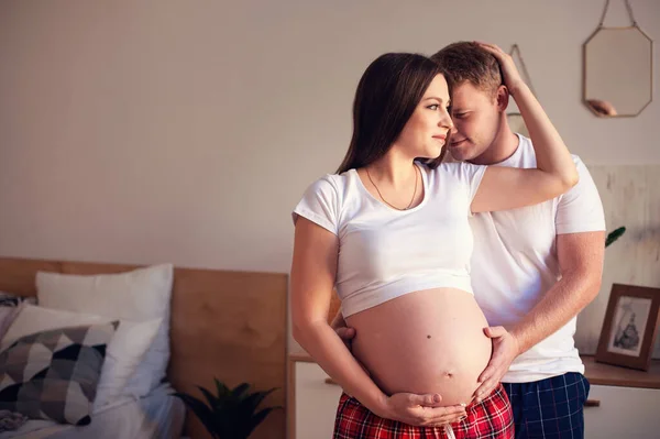 Hombre Guapo Está Escuchando Barriga Hermosa Esposa Embarazada Sonriendo —  Fotos de Stock