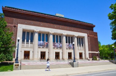 Ann Arbor, mı / ABD - 2 Temmuz 2017: kimin Hill Auditorium burada gösterilir, Michigan Üniversitesi, 2017 yılında 150 yıldönümünü kutladı. 