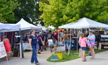 South Haven, Mi / Amerika Birleşik Devletleri - 12 Ağustos 2017: ziyaretçiler yürüyüş boyunca South Haven şehir merkezinde Ulusal Yaban mersini Festivali'nde kabinleri.