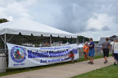 South Haven, Mi / Amerika Birleşik Devletleri - 12 Ağustos 2017: ziyaretçiler yürüyüş South Haven riverfront Ulusal Yaban mersini Festivali tabelaya geçmiş. 
