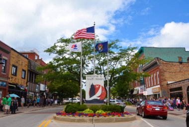 South Haven, Mi / Amerika Birleşik Devletleri - 12 Ağustos 2017: ziyaretçiler yürüyüş şehir merkezinde South Haven Blueberry festival süresince. 