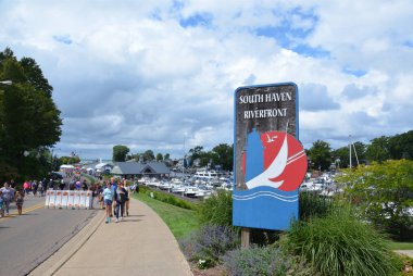 South Haven, Mi / Amerika Birleşik Devletleri - 12 Ağustos 2017: ziyaretçi yürüyerek şehir merkezine South Haven plaj üzerinde Michigan Gölü.