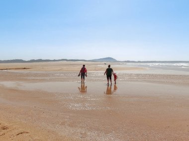 iki anne ve iki kızı sadece üç kişi
