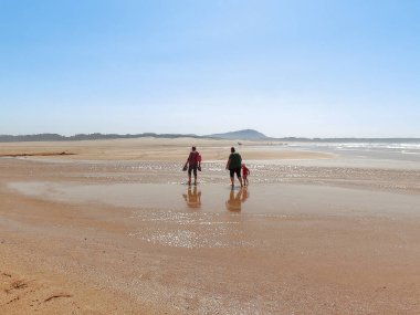 iki anne ve iki kızı sadece üç kişi