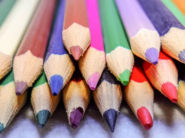 Renkli kalemler kullanılmak üzere bekleyen bir avuç