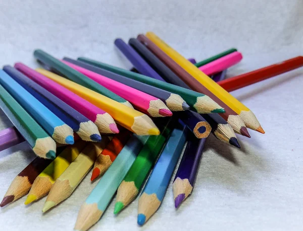Много Цветных Карандашей Ждут Использованными — стоковое фото