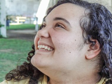 Bir bankta oturan bir genç kız