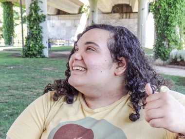 Bir bankta oturan bir genç kız