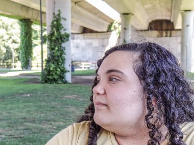 Bir bankta oturan bir genç kız