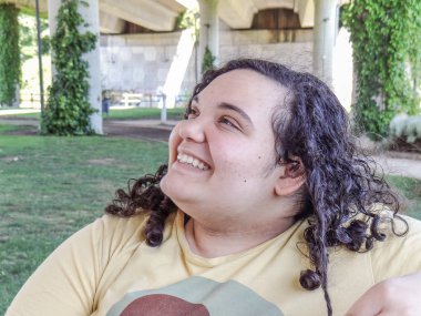 Bir bankta oturan bir genç kız