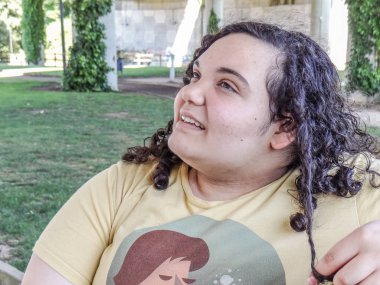 Bir bankta oturan bir genç kız