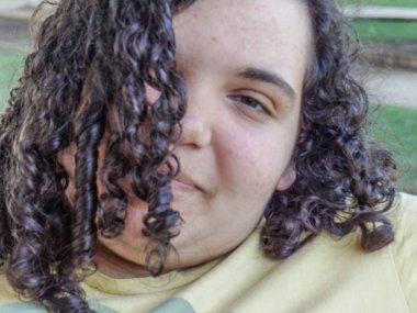 Bir bankta oturan bir genç kız