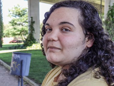 Bir bankta oturan bir genç kız