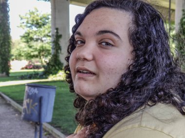 Bir bankta oturan bir genç kız