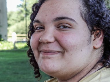 Bir bankta oturan bir genç kız