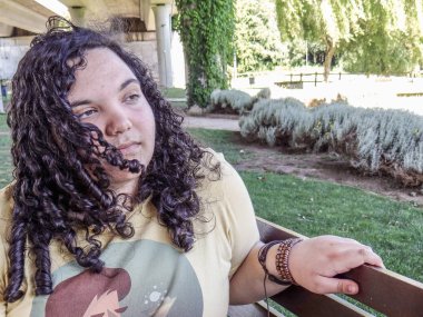 Bir bankta oturan bir genç kız