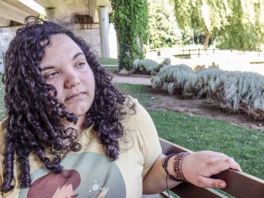 Bir bankta oturan bir genç kız