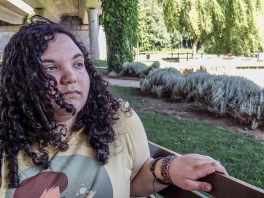 Bir bankta oturan bir genç kız