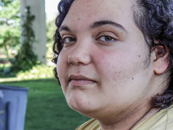 Bir bankta oturan bir genç kız