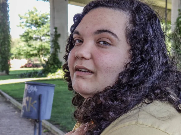 Bir bankta oturan bir genç kız