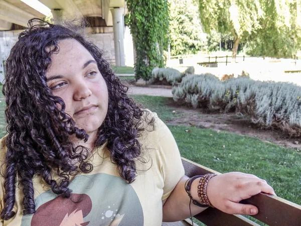 Bir bankta oturan bir genç kız