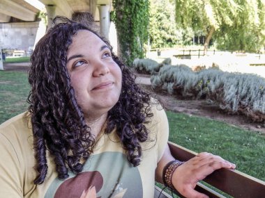 Bir bankta oturan bir genç kız