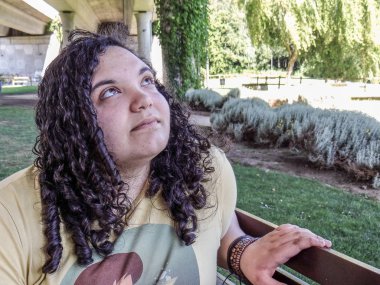 Bir bankta oturan bir genç kız