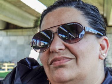 Bankta oturan bir genç kadın